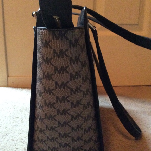 Michael Kors Dee Dee Medium Tote - Picture 4 of 6